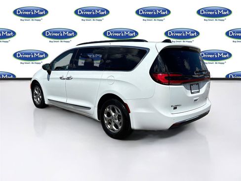 Used 2023 Chrysler Pacifica Limited image 5