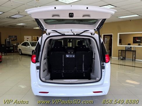 Used 2017 Chrysler Pacifica Touring FWD image 10