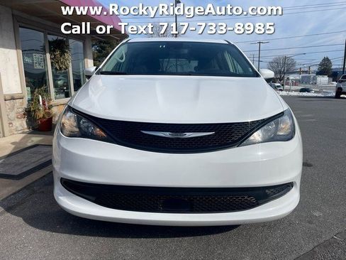 Used 2023 Chrysler Voyager LX image 2