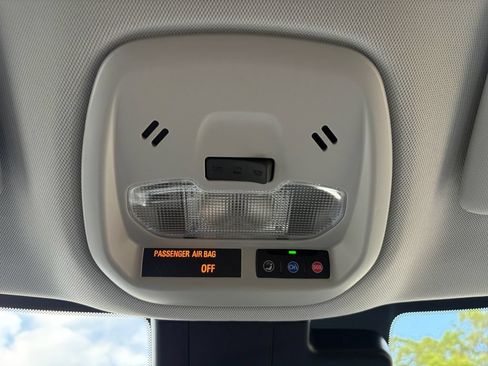 Used 2025 Chevrolet Trax LT w/ LT Convenience Package FWD image 28