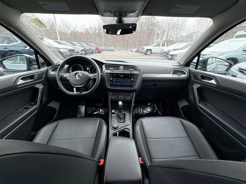 Used 2021 Volkswagen Tiguan SE w/ Panoramic Sunroof Package image 22