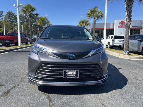 Used 2023 Toyota Sienna XLE image 3