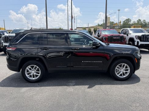 Used 2025 Jeep Grand Cherokee Laredo X w/ Luxury Tech Group I RWD image 11