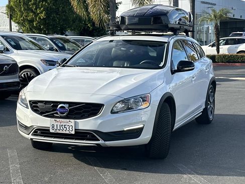 Used 2018 Volvo V60 T5 Cross Country w/ Convenience Package image 3