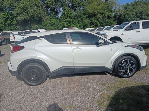 Used 2018 Toyota C-HR XLE FWD image 4