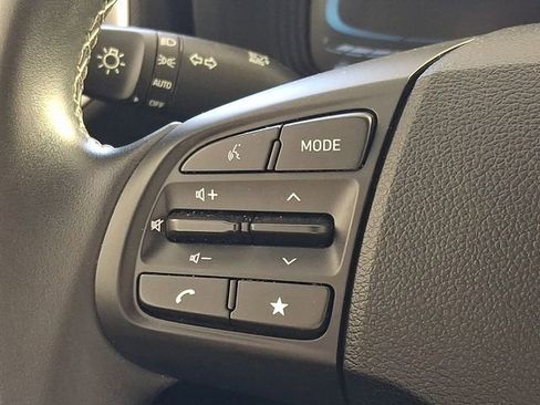 Certified 2025 Hyundai Venue SEL FWD image 28