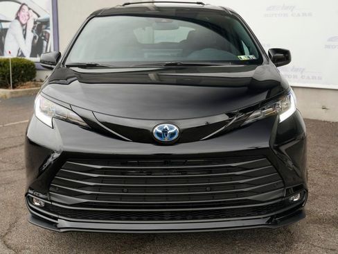 Used 2025 Toyota Sienna XLE Woodland Edition image 5