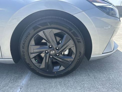 Used 2023 Hyundai Elantra SEL image 11