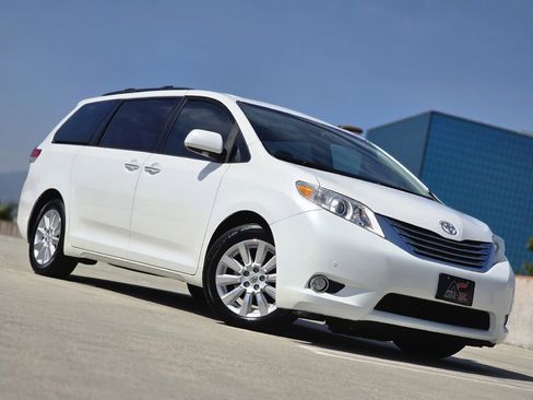 Used 2012 Toyota Sienna Limited w/ Premium Pkg FWD image 1