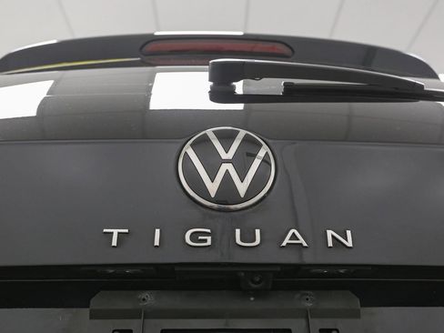 Certified 2024 Volkswagen Tiguan SE w/ Panoramic Sunroof Package AWD/4WD image 14