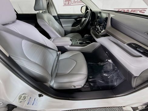 Used 2022 Toyota Highlander XLE AWD/4WD image 33