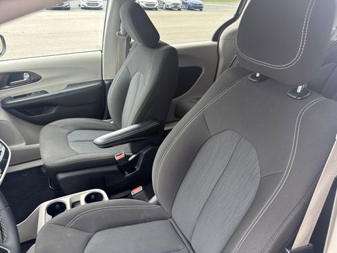 Used 2023 Chrysler Voyager LX image 11