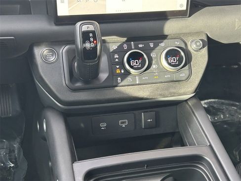 Used 2024 Land Rover Defender 130 X-Dynamic SE image 22