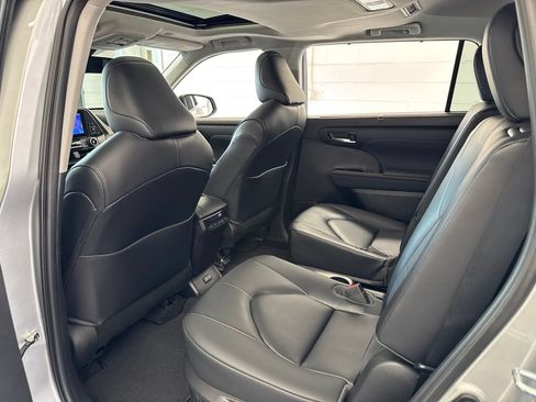 Used 2023 Toyota Highlander XLE AWD/4WD image 41