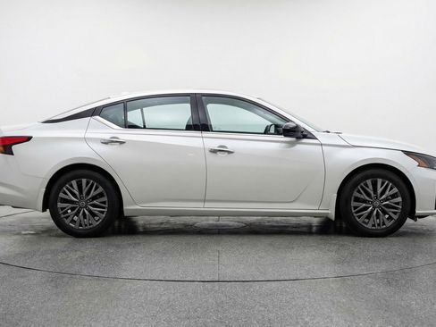 Used 2025 Nissan Altima 2.5 SV image 11
