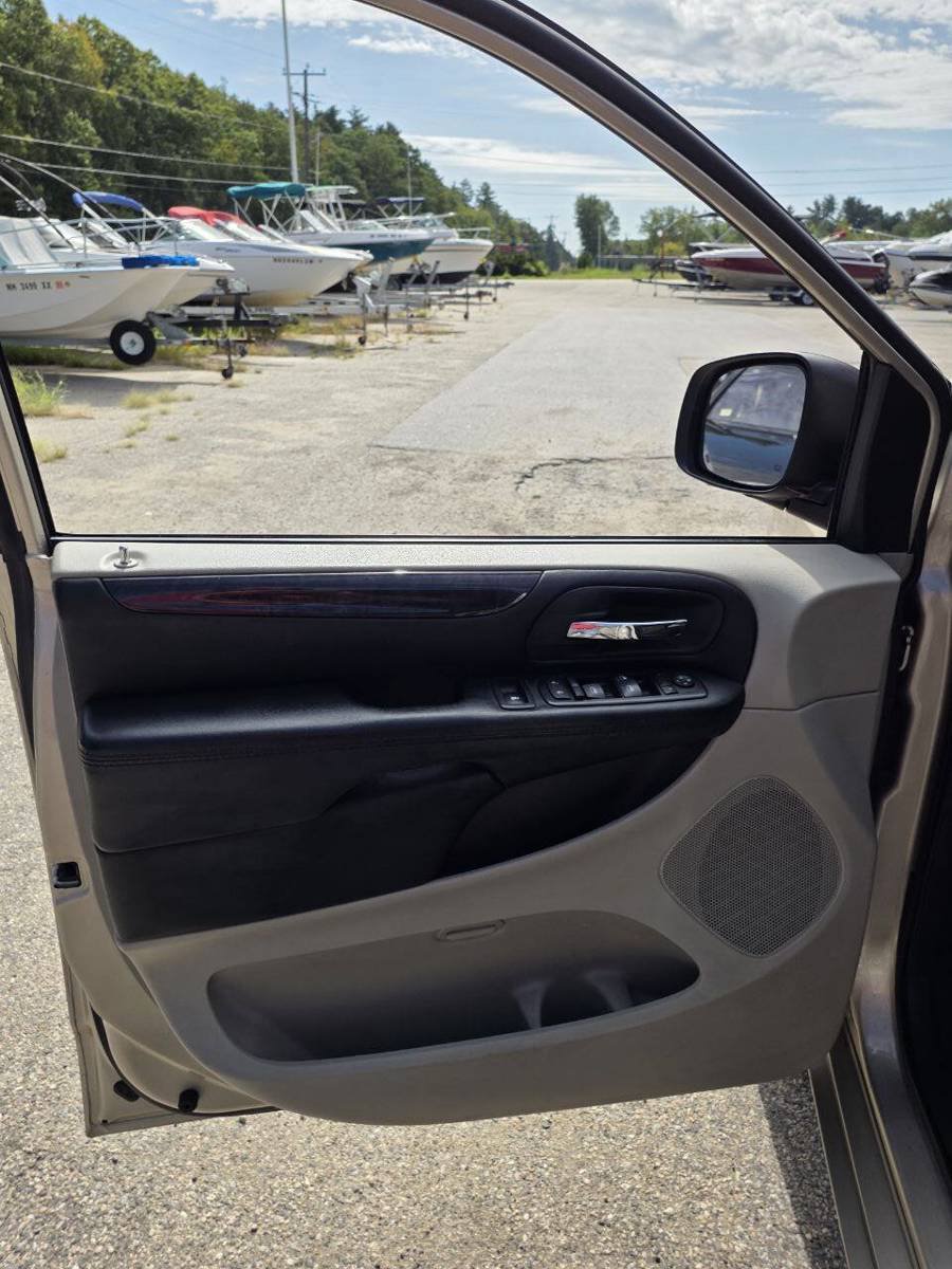 Used 2015 Dodge Grand Caravan SXT FWD image 14