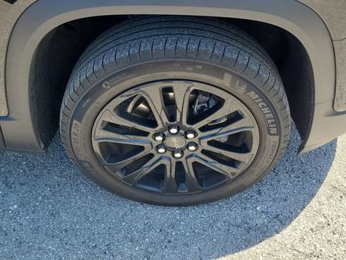 Used 2023 GMC Acadia SLE w/ Driver Convenience Package FWD image 7