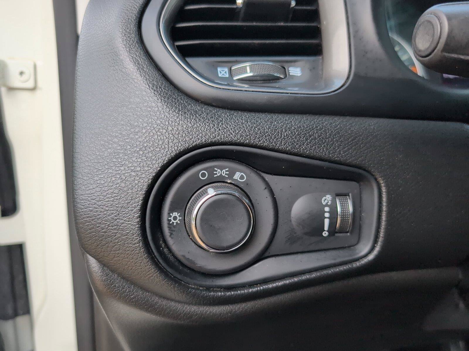 Used 2023 Jeep Renegade Latitude AWD/4WD image 30