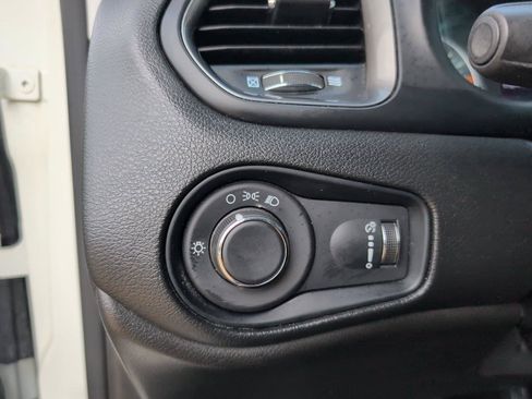Used 2023 Jeep Renegade Latitude AWD/4WD image 30