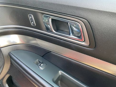 Used 2019 Ford Explorer XLT w/ Equipment Group 202A AWD/4WD image 13