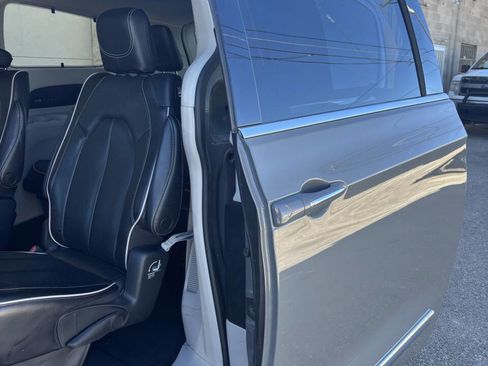 Used 2022 Chrysler Pacifica Limited image 21