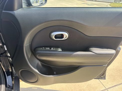 Used 2019 Kia Soul + FWD image 13