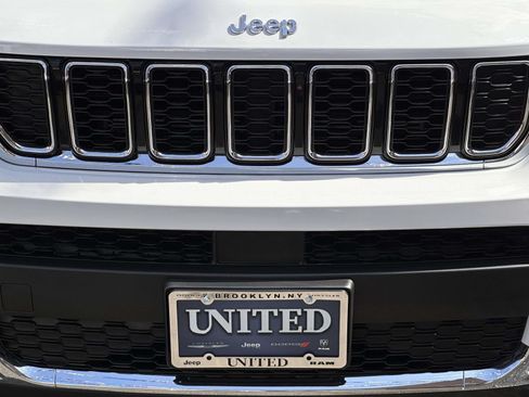 Used 2023 Jeep Grand Cherokee L Limited AWD/4WD image 8