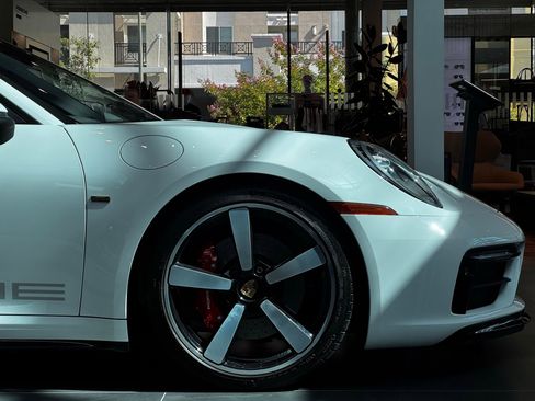 Used 2024 Porsche 911 Carrera S RWD image 2