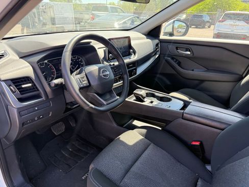 Certified 2025 Nissan Rogue SV image 13