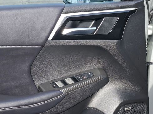 Used 2025 Mitsubishi Outlander SE image 14