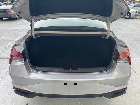 Used 2021 Hyundai Elantra SE FWD image 4