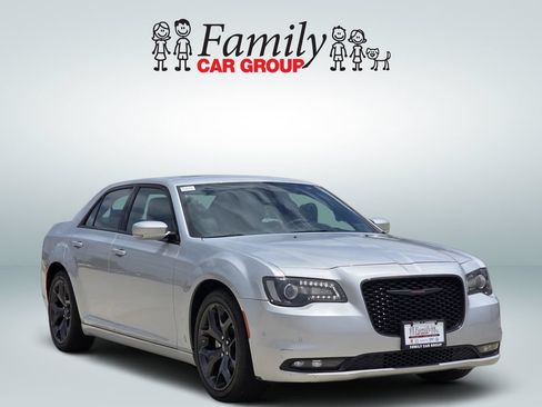 Used 2023 Chrysler 300 S RWD image 2