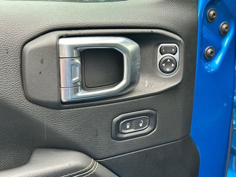 Used 2022 Jeep Wrangler Unlimited Sahara AWD/4WD image 18