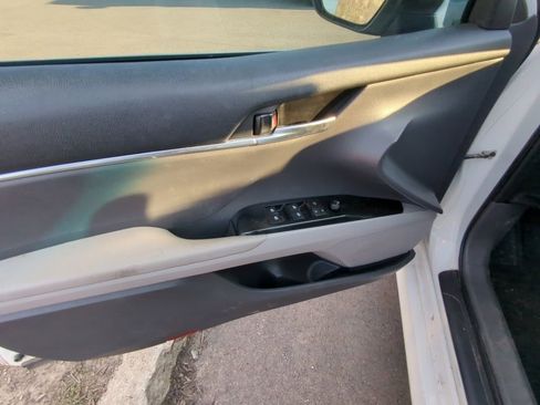 Used 2020 Toyota Camry LE w/ Sunroof Package image 8