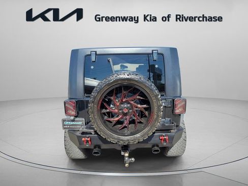 Used 2010 Jeep Wrangler Unlimited Sahara AWD/4WD image 5