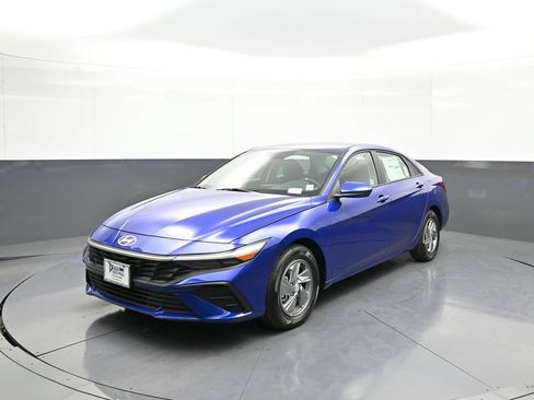 Certified 2025 Hyundai Elantra SE FWD image 1