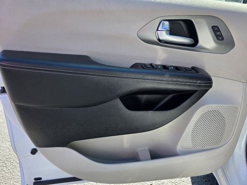 Used 2022 Chrysler Pacifica Touring-L FWD image 10