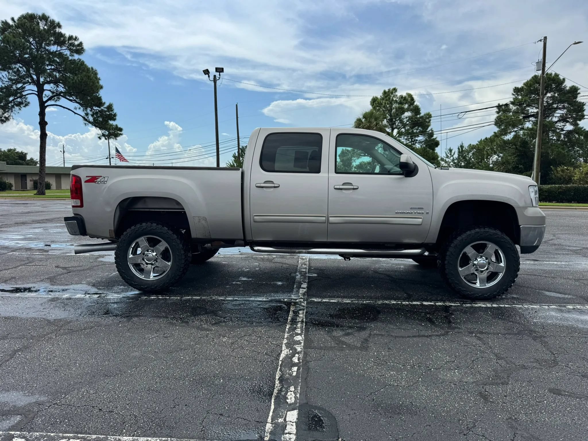 Used 2008 GMC Sierra 2500 SLT w/ Z71 Off-Road Package AWD/4WD image 5