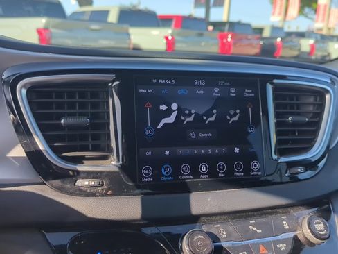 Used 2018 Chrysler Pacifica Touring-L image 19