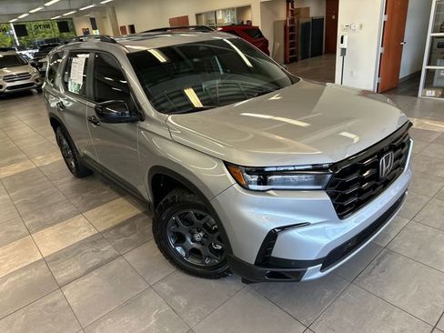 Used 2025 Honda Pilot TrailSport image 13