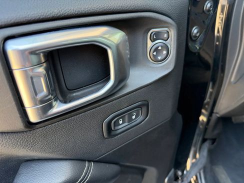 Used 2023 Jeep Wrangler Unlimited Sahara AWD/4WD image 10