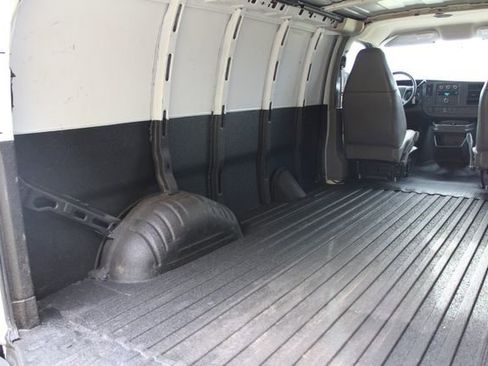 Used 2009 Chevrolet Express 2500 image 16