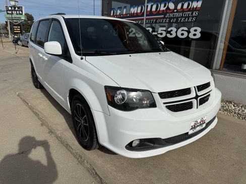 Used 2018 Dodge Grand Caravan GT image 2