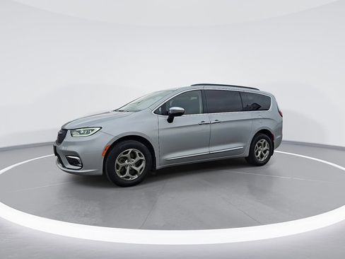 Used 2023 Chrysler Pacifica Limited w/ Uconnect Theater Family Group image 6