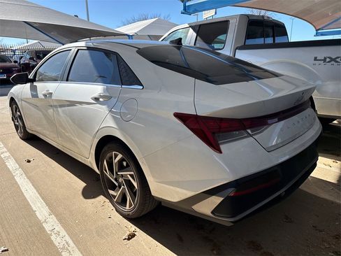 Used 2025 Hyundai Elantra Limited image 7