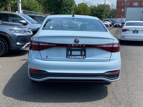 Certified 2025 Volkswagen Jetta SE w/ Sunroof Package FWD image 4