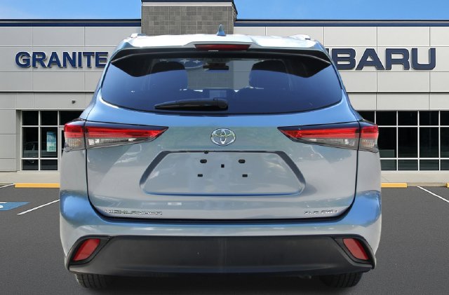 Used 2022 Toyota Highlander XLE AWD/4WD image 8