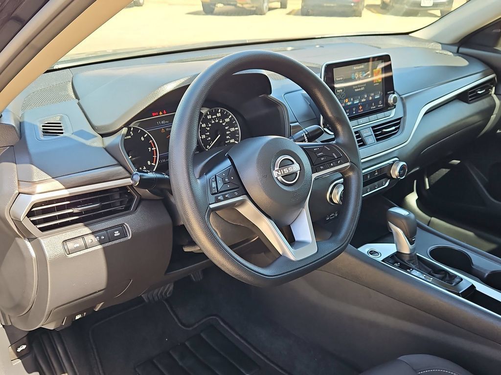 Used 2025 Nissan Altima 2.5 SV FWD image 15