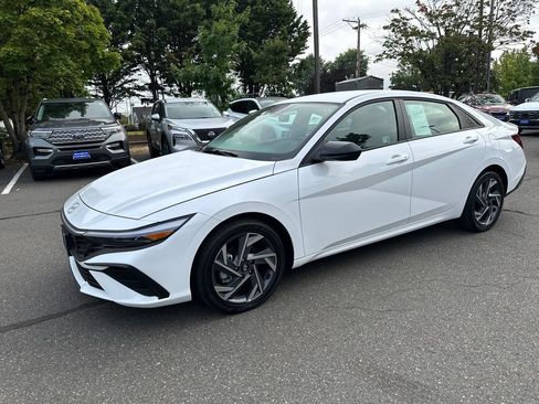 Certified 2025 Hyundai Elantra SEL FWD image 2