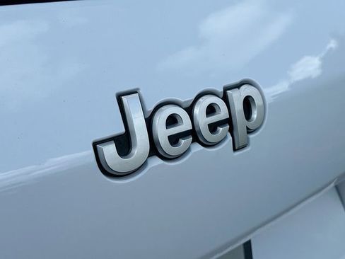 New 2025 Jeep Grand Cherokee L Laredo image 18